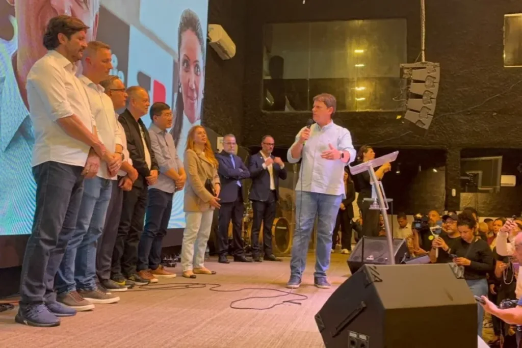 Em agenda no ABC, Tarcísio fala em metrô e dedica "projetos ao Senhor"