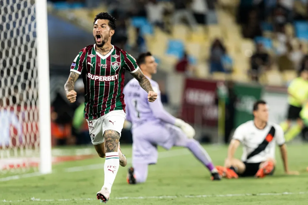 Em jogo com polêmicas, Fluminense vence Vasco com gol de Lucho Acosta