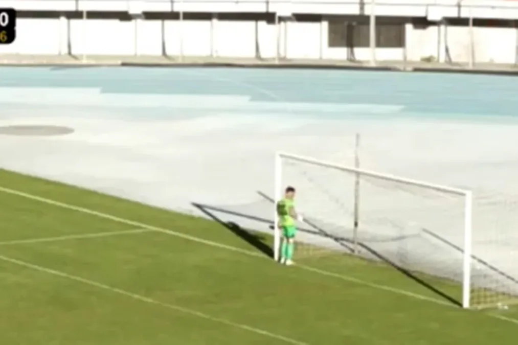 Em protesto contra a arbitragem, goleiro se recusa a defender pênalti