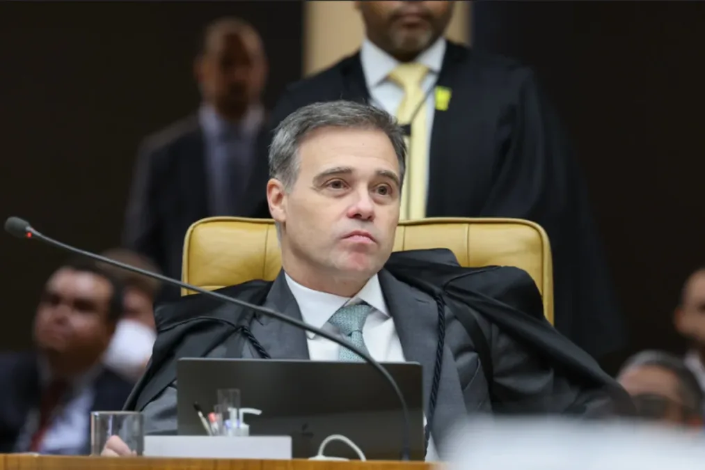 Entre o TSE e o palanque: ação contra IA e promessas de Flávio sobre o STF