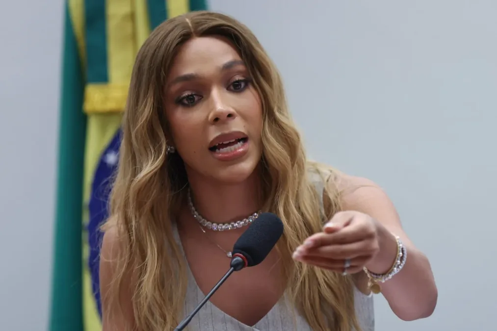 Erika Hilton critica boneco de Trump em ato de Flávio Bolsonaro na Paulista
