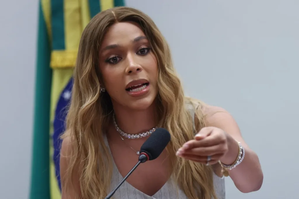 Erika Hilton critica boneco de Trump em ato de Flávio Bolsonaro na Paulista