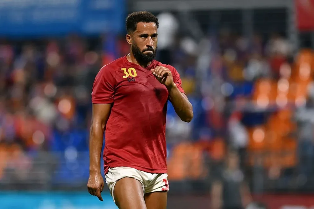 Ex-Tottenham, Townsend é atropelado por rolo de gramado durante jogo