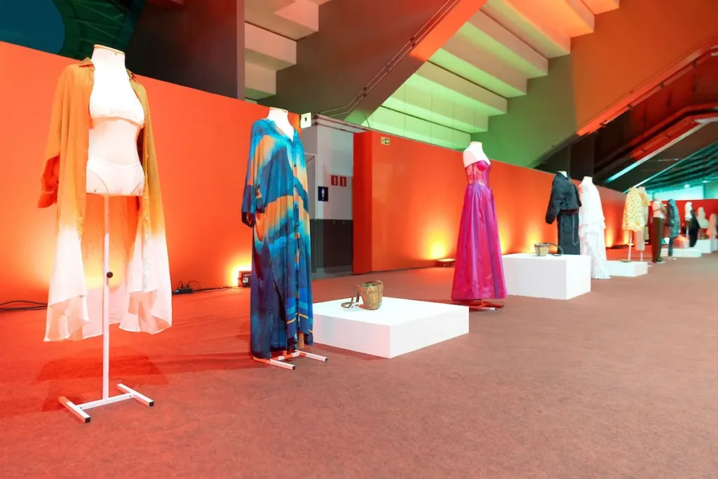 Exposição permite ver de perto as peças desfiladas no Metrópoles Catwalk