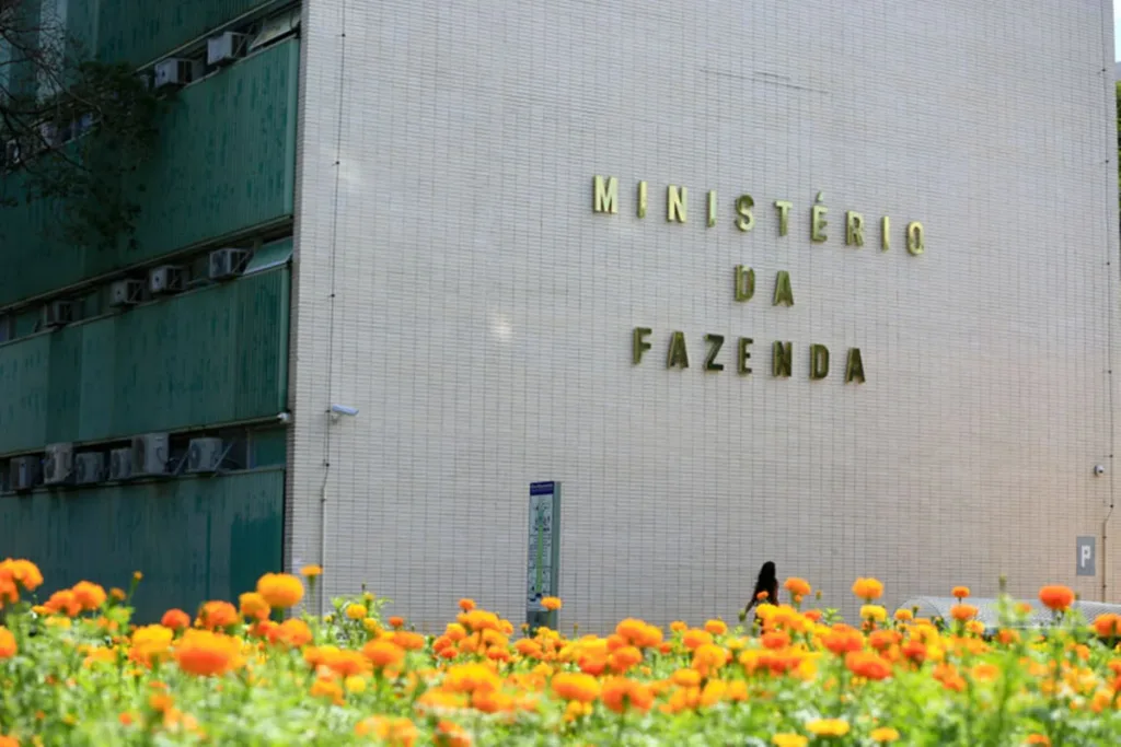 Fazenda reduz para 2% a projeção do PIB em 2026 e 2,3% em 2027
