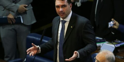 Defesa de Flávio Bolsonaro tentou levar caso Dark Horse a Mendonça