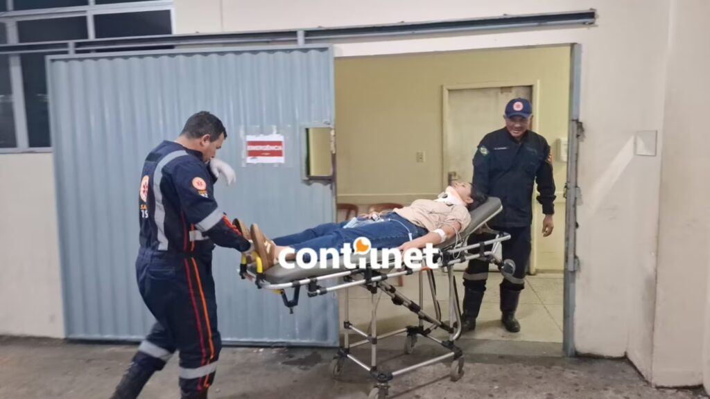 Mulher fica ferida após carro bater de frente com ônibus escolar na AC-10