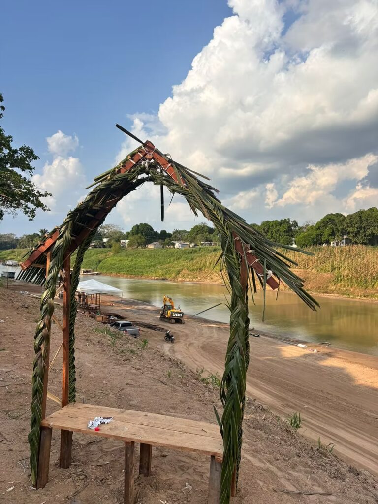 Praia do Amarílio preparada para o Festival do Mandi, em Sena Madureira