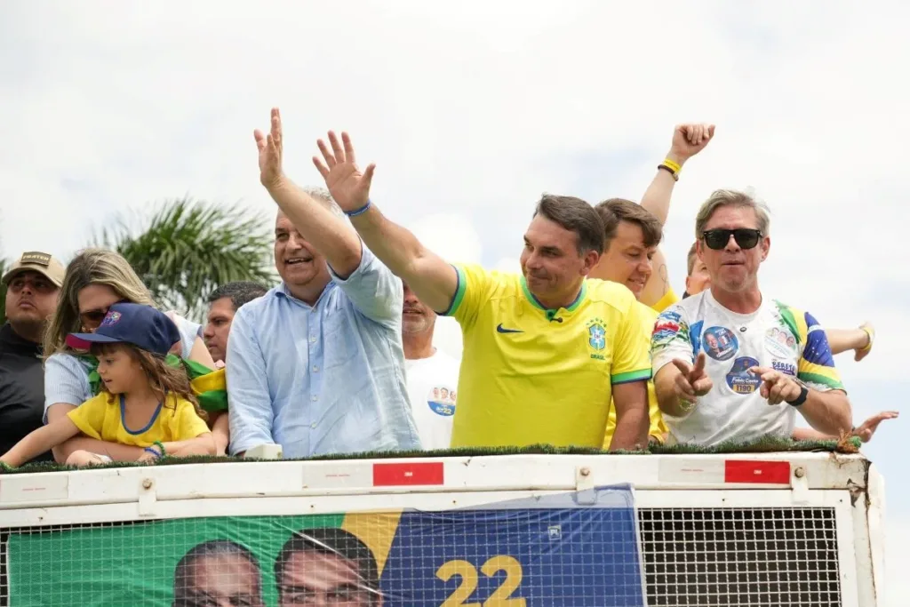 Flávio aposta no 7 de Setembro para inflar pauta anti-STF na eleição