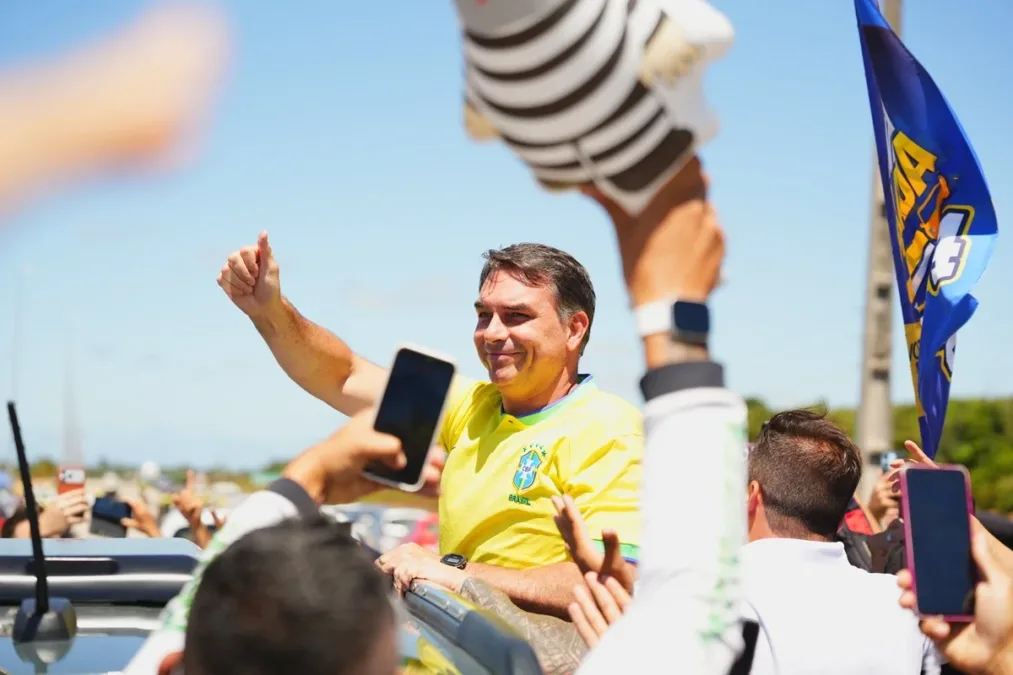 Flávio poupa Nunes Marques e mantém ofensiva para ligar Moraes a Lula