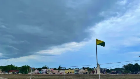 Onda de frio no Acre provoca chuvas fortes, temporais e queda de temperatura neste domingo.
