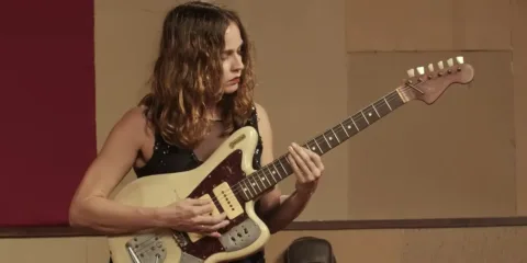 Gabi Terra é destaque do reality Duelo de Guitarras na TV Brasil