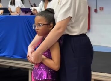 Pequena ginasta María Eduarda volta ao tablado durante competição de ginástica rítmica em São Luís.