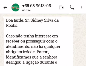 Tela de ligação de vídeo recebida de número desconhecido com alerta de segurança digital.