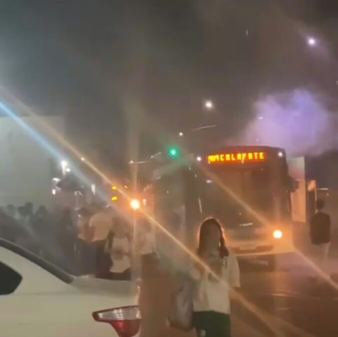 Ônibus da linha Calafate pega fogo em Rio Branco e passageiros são evacuados às pressas