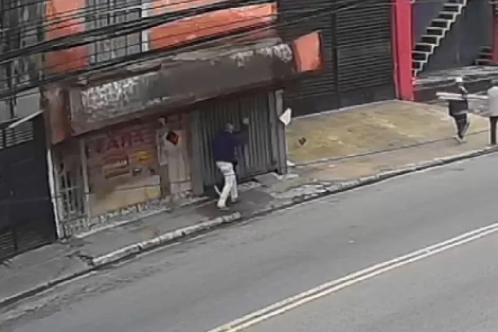 Homem de 74 anos morre após laje desabar sobre ele em calçada da zona leste
