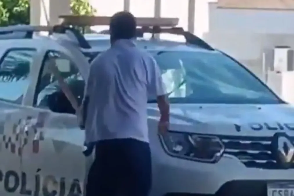 Homem é preso após danificar viatura da PM com pedaço de madeira em SP