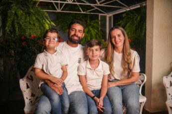 Foto da família Fleming com os irmãos Pedro e Tiago unidos em campanha de arrecadação de saúde.