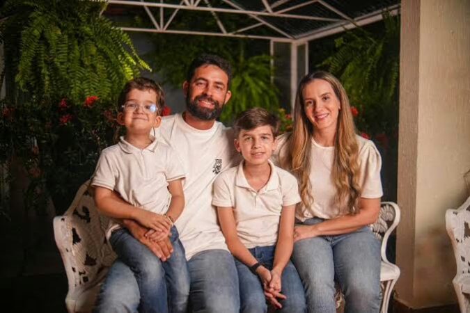 Foto da família Fleming com os irmãos Pedro e Tiago unidos em campanha de arrecadação de saúde.