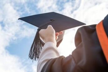 Estudante em formatura universitária segurando diploma de graduação ou ambiente de trabalho com profissionais qualificados.