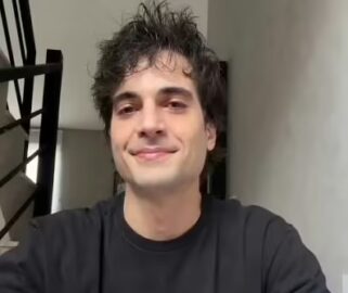 O cantor Fiuk em apresentação musical no palco.