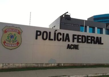 Equipes da Polícia Federal em deslocamento durante cumprimento de mandados da Operação Umbra no Acre
