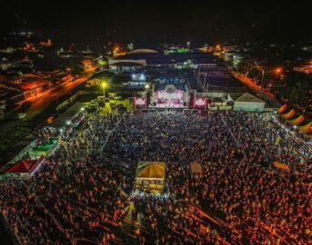 Estrutura e público na feira agropecuária ExpoSena em Sena Madureira.