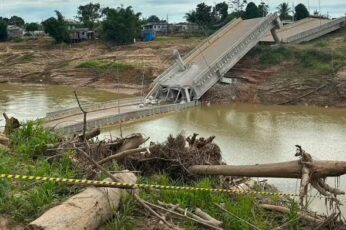 Destroços da Ponte Frei Paolino Baldassari submersos no Rio Iaco, em Sena Madureira.