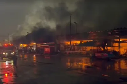 Incêndio de grandes proporções atinge galpão na Ceagesp