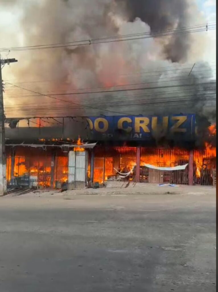 Bombeiros combatem incêndio de grandes proporções no Mercado Cruz, em Rio Branco