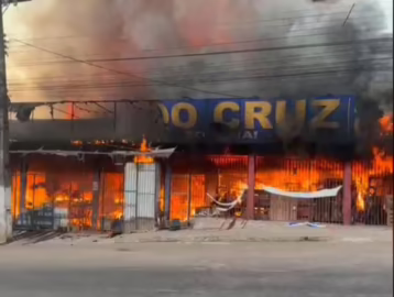 Bombeiros combatem incêndio de grandes proporções no Mercado Cruz, em Rio Branco