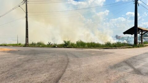 Densa cortina de fumaça preta e branca provocada por incêndio em terreno no bairro Ilson Ribeiro, em Rio Branco.