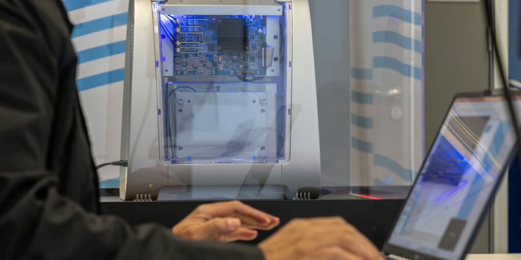 Novo computador quântico educacional passa a ser usado no Senai