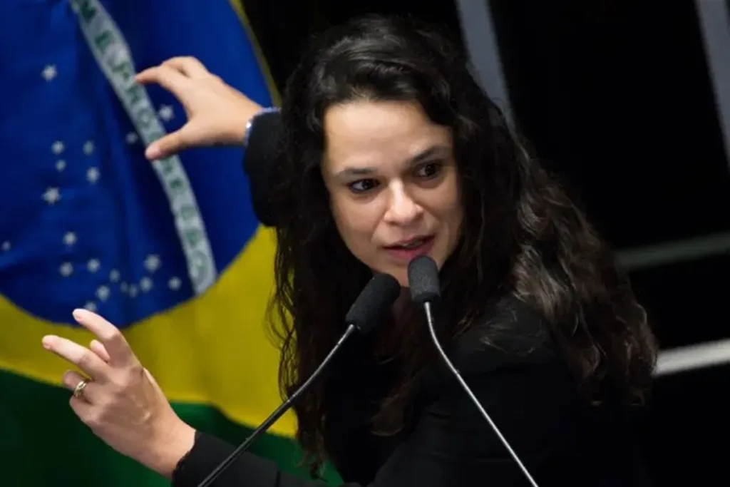 Jingle de Flávio coloca autora do impeachment de Dilma para dançar