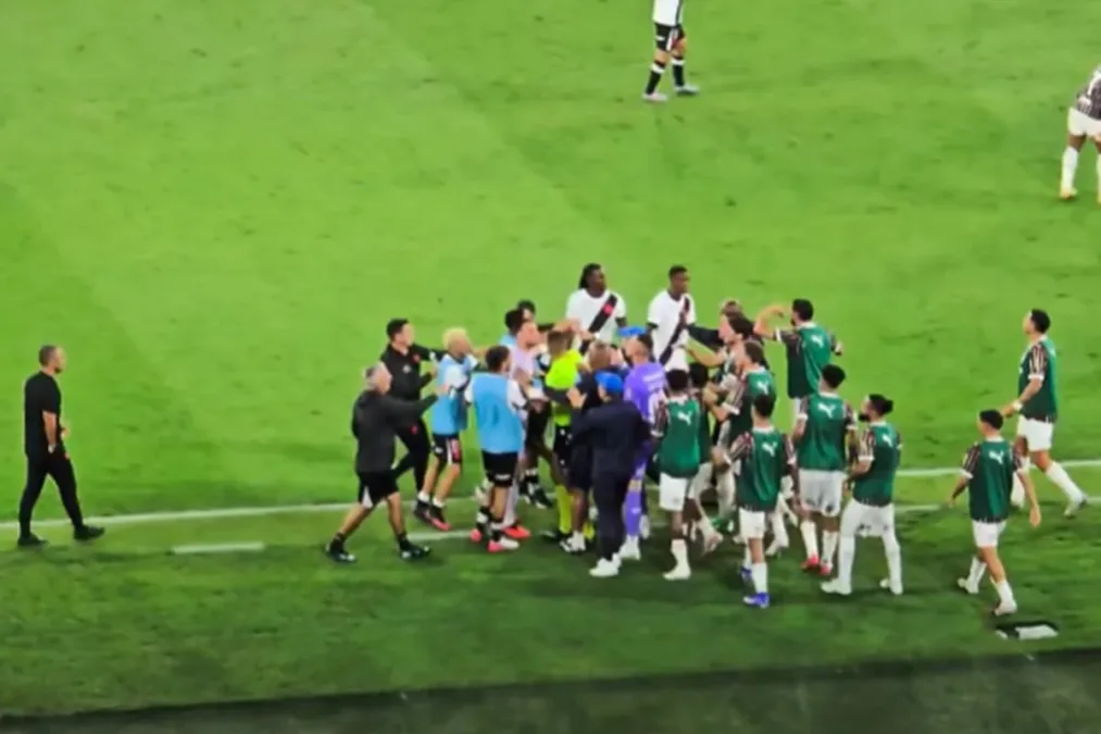 Jogadores de Fluminense e Vasco brigam em clássico pelo Brasileirão