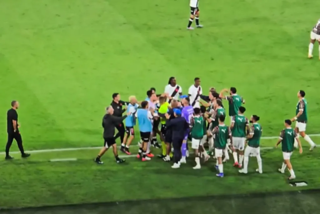 Jogadores de Fluminense e Vasco brigam em clássico pelo Brasileirão