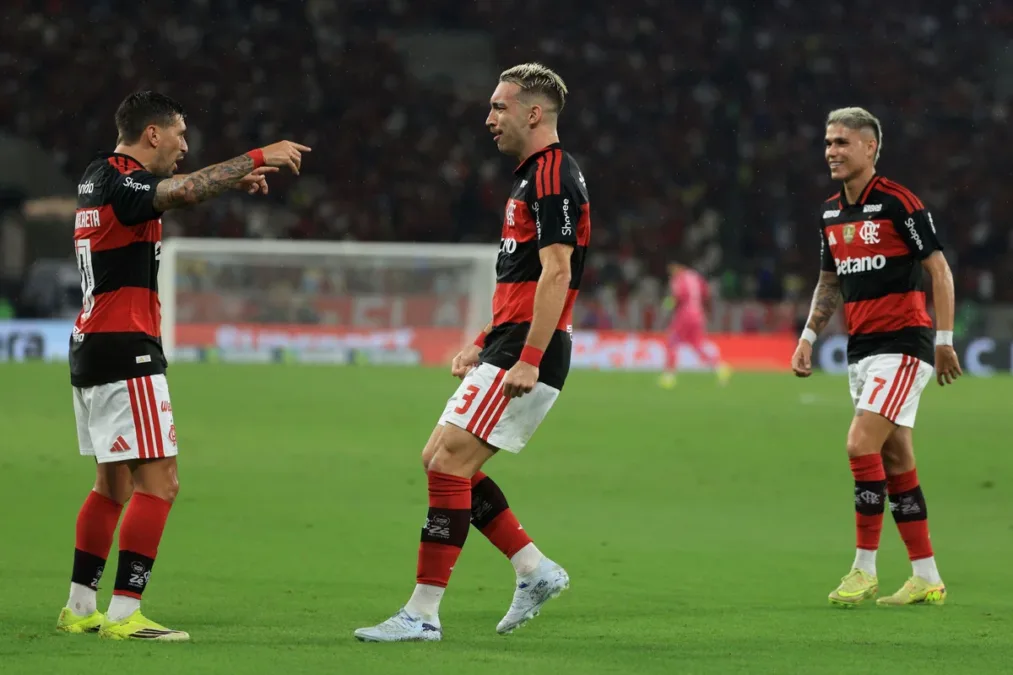 Jogadores do Flamengo detonam gramado do Maracanã: "Motiva a ter sintético"