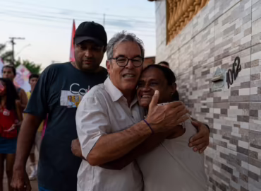 Viana caminha pelo bairro Montanhês durante agenda de campanha em Rio Branco
