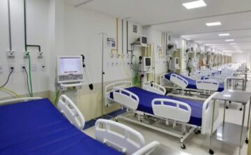 Unidade de Terapia Intensiva (UTI) em ambiente hospitalar com equipamentos de monitoramento.