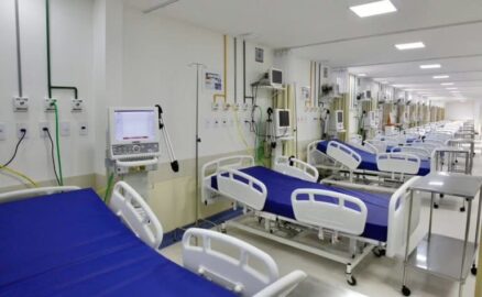 Unidade de Terapia Intensiva (UTI) em ambiente hospitalar com equipamentos de monitoramento.