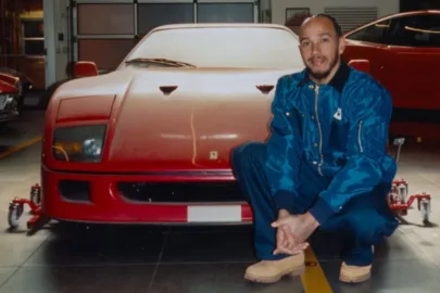 Lewis Hamilton restaura carro clássico da Ferrari: "Sonho realizado"