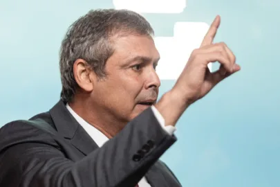 Lindbergh pede bloqueio de bens de Flávio por valores ligados a Vorcaro