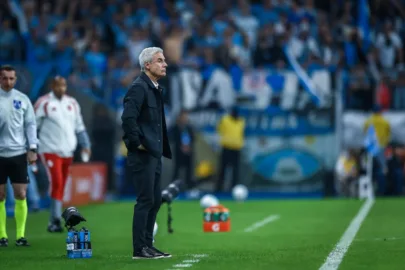 Luís Castro destaca defesa em vitória do Grêmio e elogia Krovinović