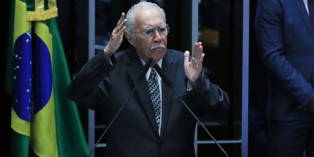 Ex-presidente José Sarney é internado com quadro de pneumonia