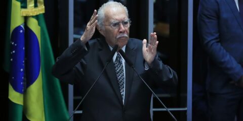Ex-presidente José Sarney é internado com quadro de pneumonia