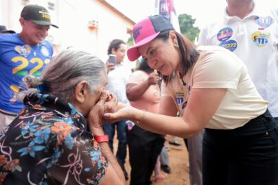 Mailza Assis conversa com moradores sobre propostas para as famílias do Acre.
