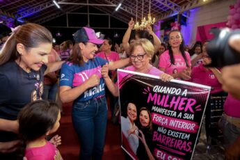 Candidatas Mailza e Jéssica Sales discursando para apoiadoras durante o Encontro com Mulheres no espaço Assen Cameli em Cruzeiro do Sul.