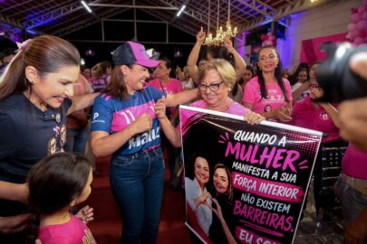 Candidatas Mailza e Jéssica Sales discursando para apoiadoras durante o Encontro com Mulheres no espaço Assen Cameli em Cruzeiro do Sul.
