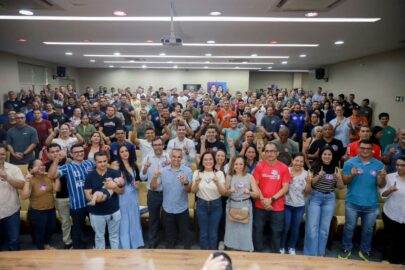 Candidata Mailza Assis discursando durante encontro com lideranças e agentes da segurança pública em Rio Branco.