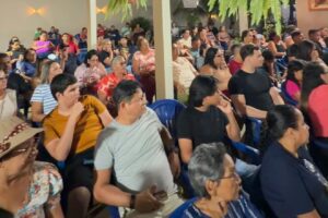 plateia em reunião/encontro com apoiadores